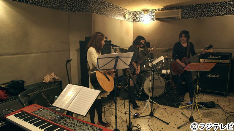 永谷真絵（左）／「テラスハウス」12月9日放送回より