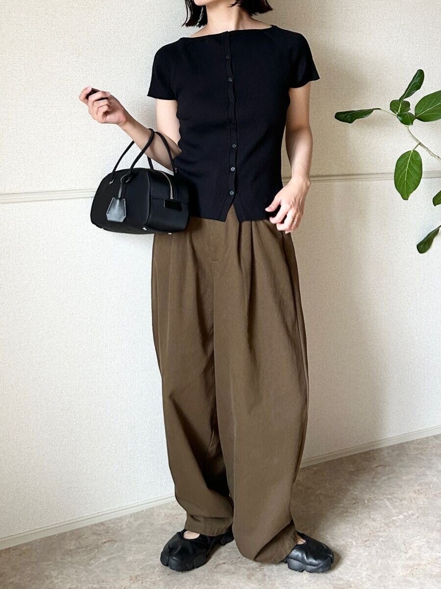 黒カーデとワイドパンツ、黒スニーカーの女性 黒カーデとワイドパンツ、黒スニーカーの女性