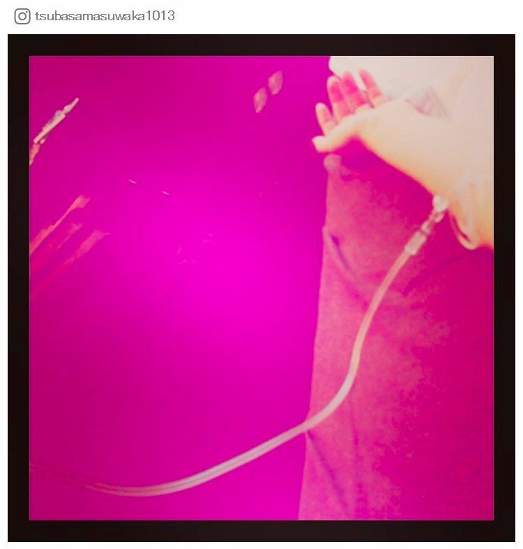 点滴中の写真を投稿／益若つばさInstagramより