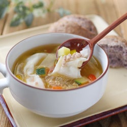「彩り野菜のワンタンスープ」レシピ【365日のパンとスープ】