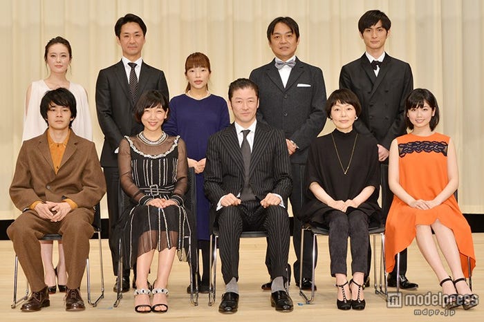 「第57回ブルーリボン賞」授賞式の模様(前列左より)池松壮亮、安藤サクラ、浅野忠信、小林聡美、小芝風花(後列左より)貫地谷しほり、出目宏氏、呉美保監督、本木克英監督、高良健吾