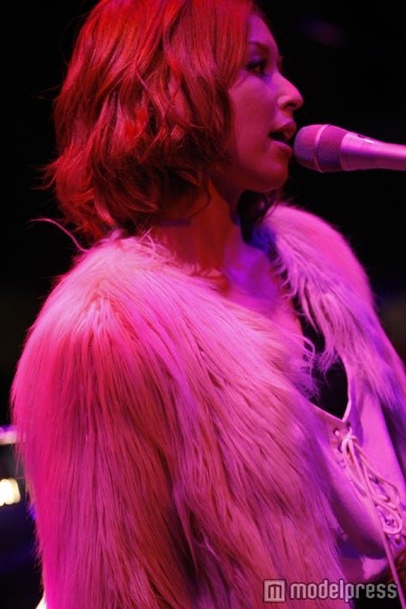 「MTV Unplugged」に出演したBENI