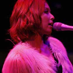 「MTV Unplugged」に出演したBENI