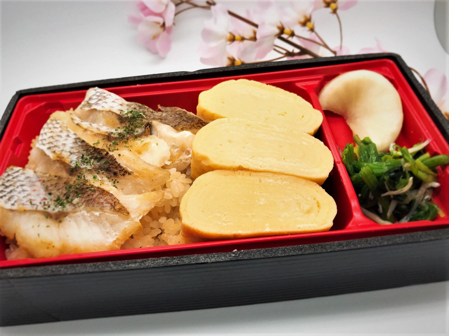 味噌漬け鯛めし・だし巻き重（1000円）／画像提供：株式会社ネイキッド