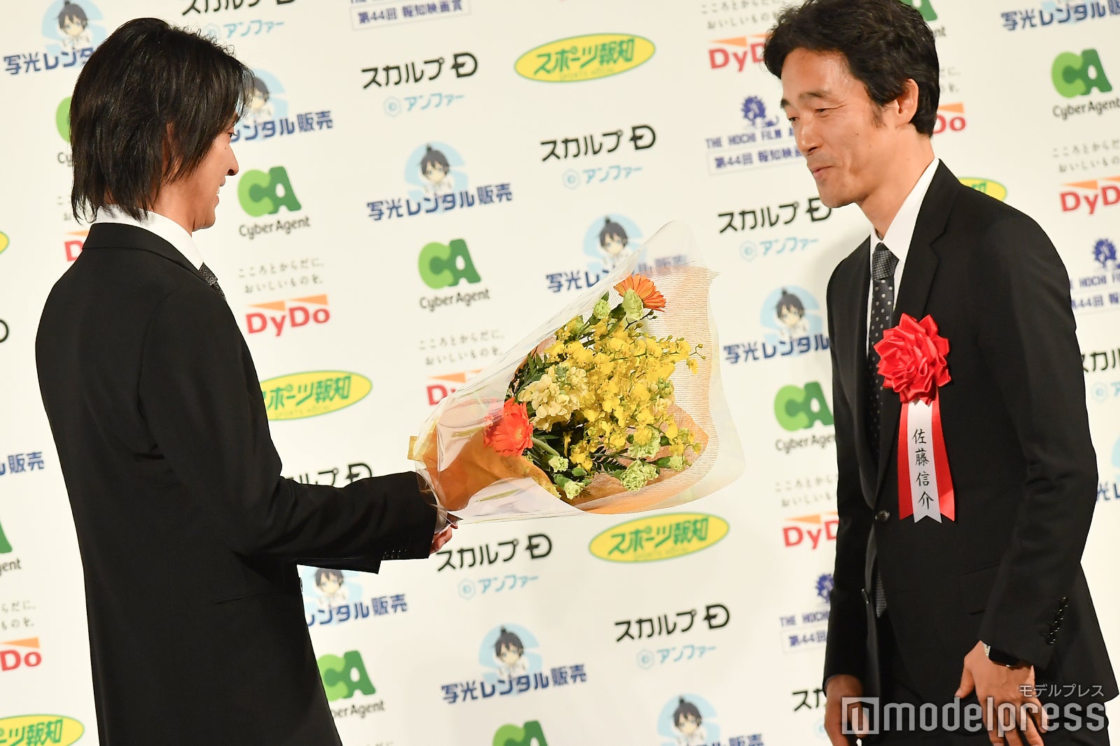 山崎賢人、佐藤信介監督 （C）モデルプレス