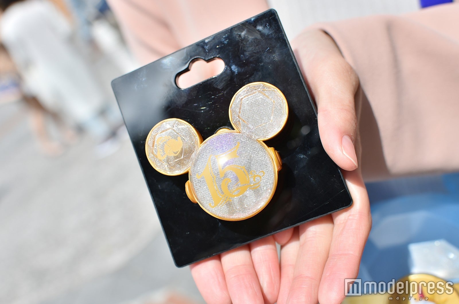 ライティングバッジ￥1400（C）モデルプレス