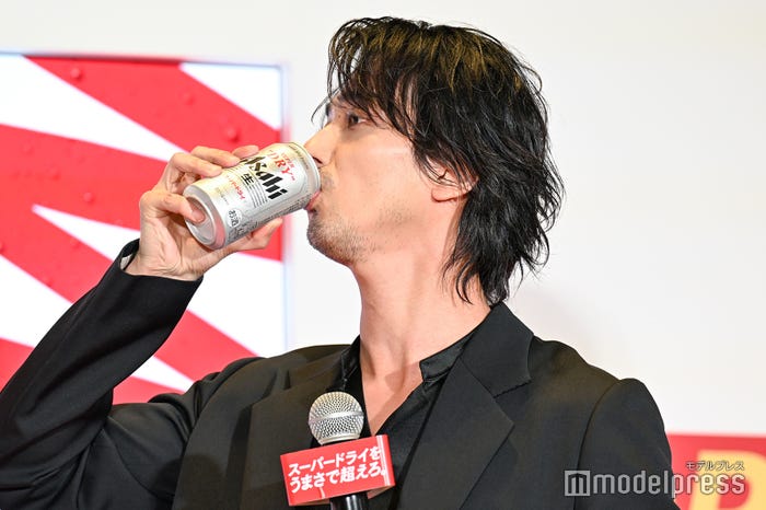 ビールを試飲する横浜流星(C)モデルプレス