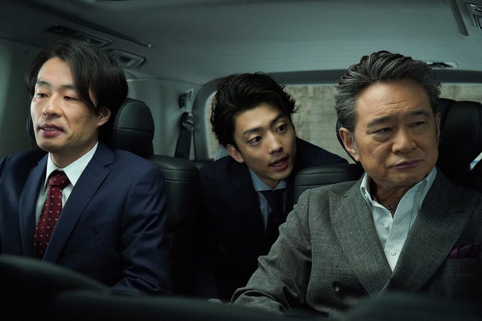 伊藤健太郎、船越英一郎ら「街並み照らすヤツら」第5話より(C)日本テレビ