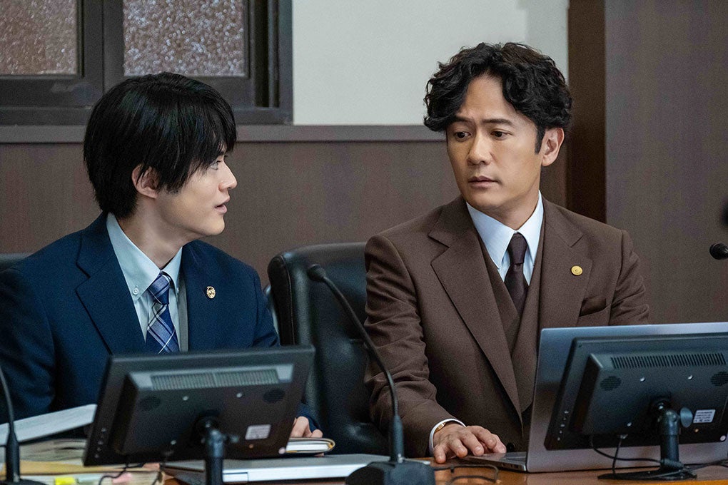 鈴鹿央士、稲垣吾郎（C）「リーガルビート –逆転の法廷–」第1話