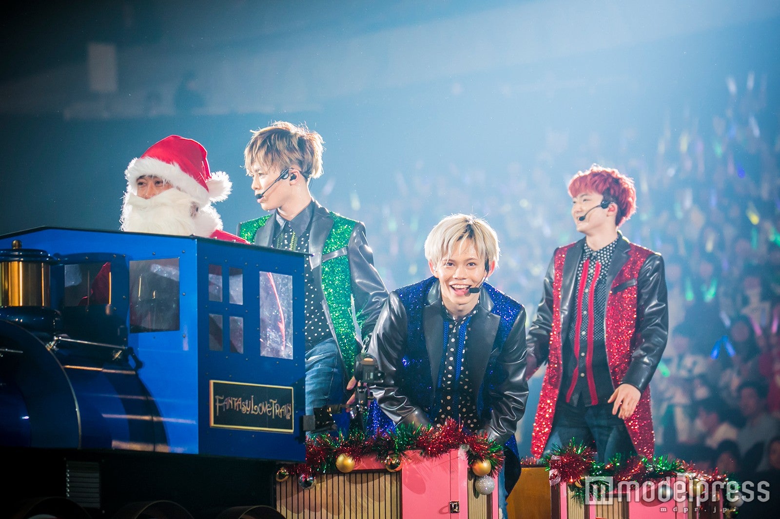 「超特急 CHRISTMAS ONEMAN LIVE 2015 Fantasy Love Train～君の元までつながるRail～」の模様／画像提供：スターダスト音楽出版
