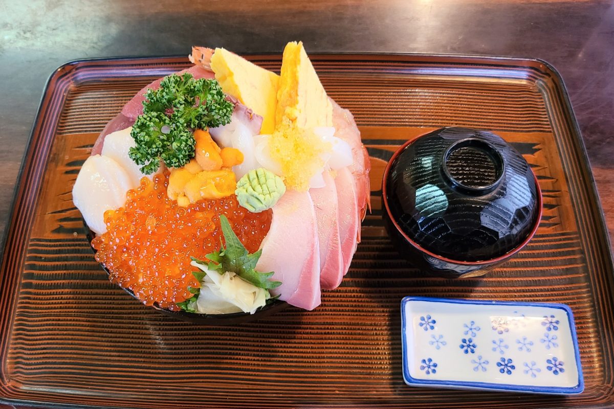 住宅街にひっそり佇む寿司店 看板メニューの海鮮丼の デカ盛り に衝撃 モデルプレス