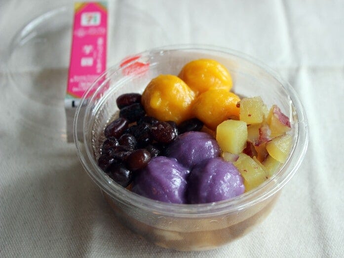 さつまいもやかのこ豆、団子など、食材の取り合わせも独特