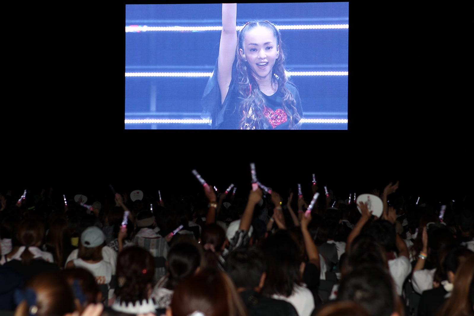 安室奈美恵さん引退から1年、花火ショーに4万人集結 応援上映会も実施