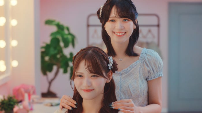 高松瞳、佐々木舞香/「【=LOVE×ホットペッパービューティー】~一緒に、ラブな自分になろ?篇~」より