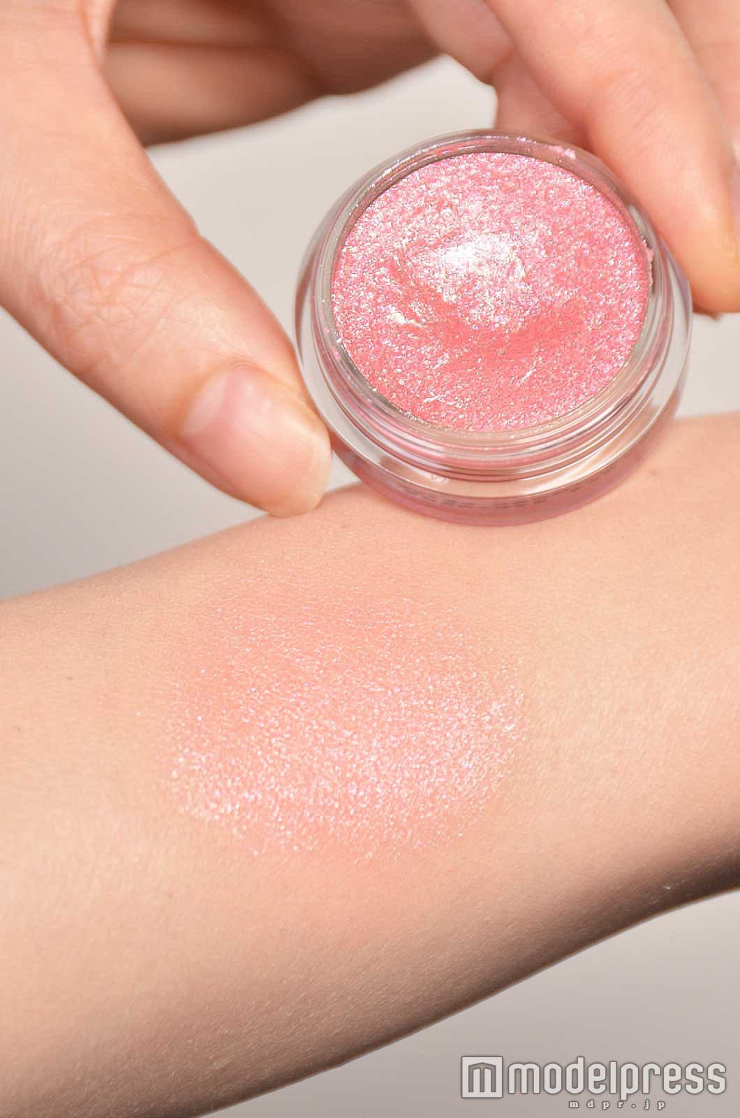 光でさりげなく輝くメタリック (C)モデルプレス