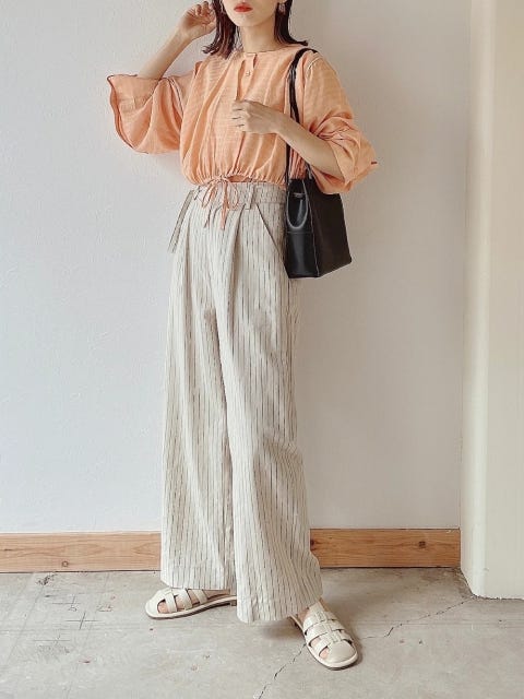 レディース ワイドパンツ コーディネート 夏 レディース コーディネート コーデ 着こなし おすすめ オススメ トレンド コツ おしゃれ お洒落 オシャレ 2022 夏 ワイドパンツ パンツ パンツコーデ ストライプ イージーパンツ ブラウス ストライプパンツ オレンジ グルカサンダル