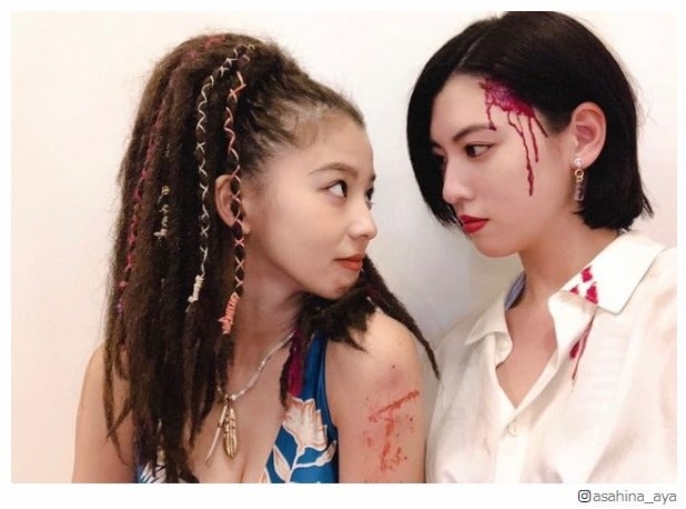 「今際の国のアリス」朝比奈彩＆三吉彩花“血まみれ”オフショット公開「2人とも綺麗」「最強ペア」と反響続々