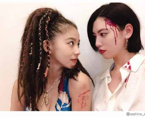 「今際の国のアリス」朝比奈彩&三吉彩花“血まみれ”オフショット公開「2人とも綺麗」「最強ペア」と反響続々