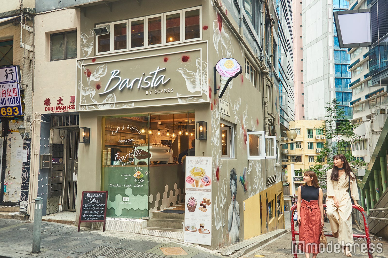 ローカルも、ビジターも、ふと足を止めてメニューに見入る「Barista By Givres」 （C）モデルプレス