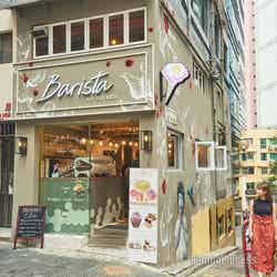 「Barista By Givres」外観、壁のアートはフランス人のオーナー自ら描いたもの(C)モデルプレス