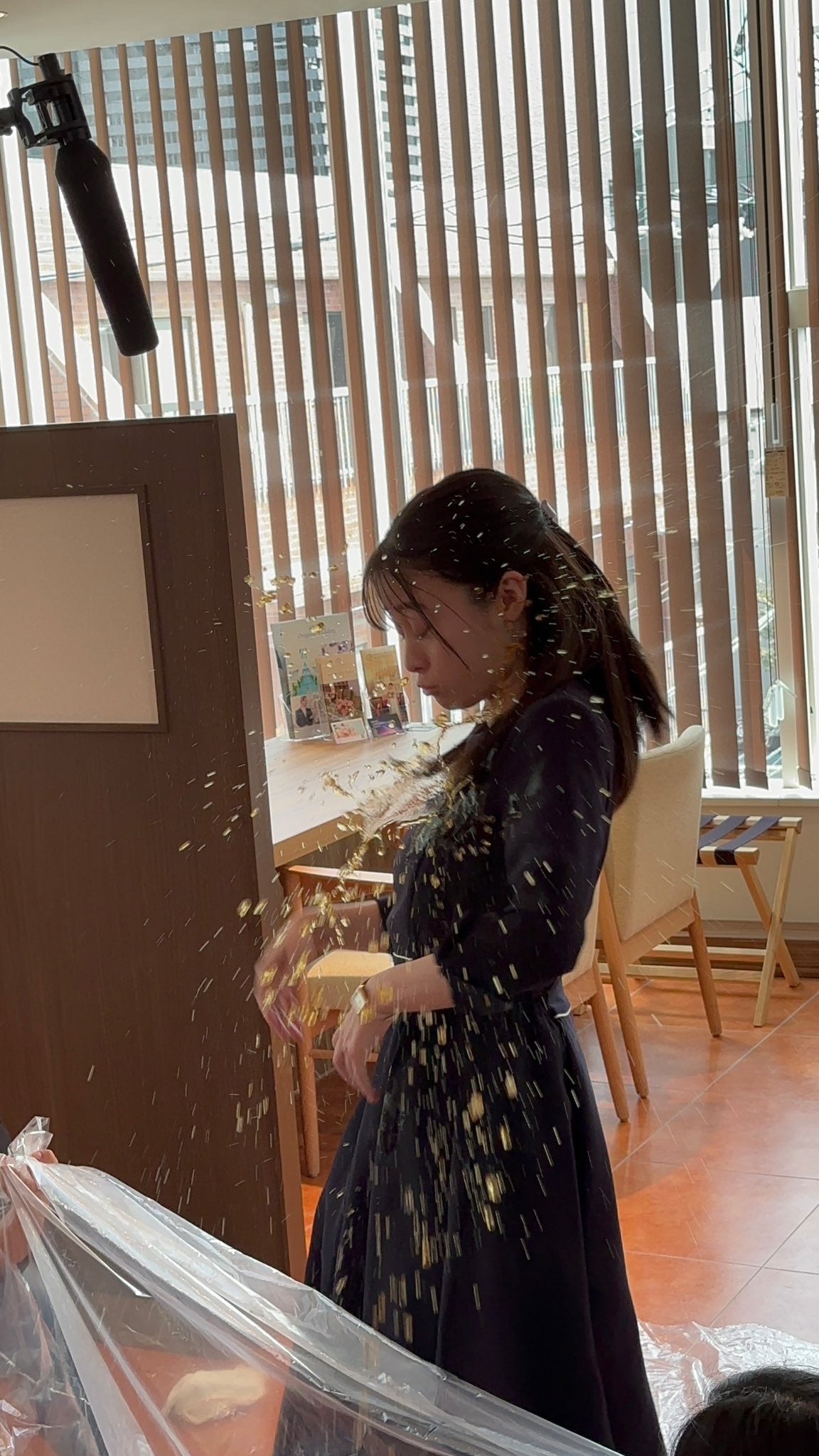 橋本環奈「王様に捧ぐ薬指」撮影オフショットに衝撃「どういう状況」と反響