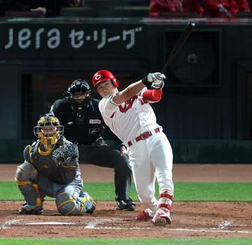 広島 佐々木泰がプロ初アーチ！八回に貴重な追加点 新井監督が満面の笑みで出迎え ベンチでは笑顔がはじける