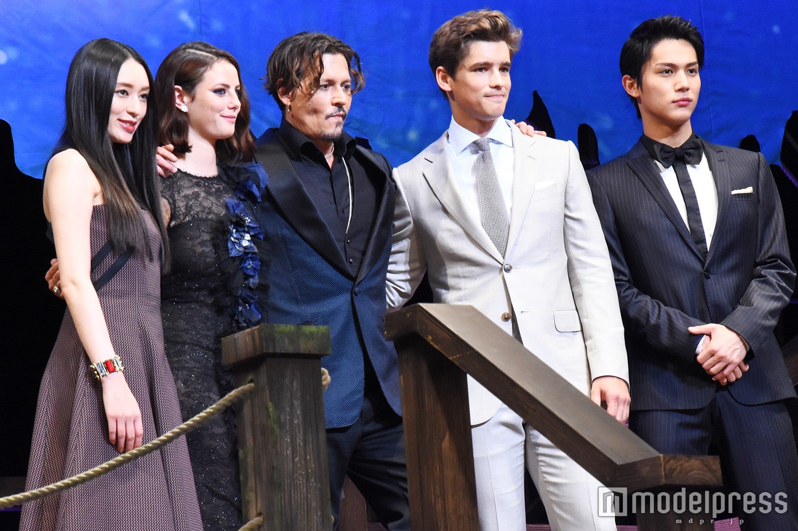 （左から）栗山千明、カヤ・スコデラリオ、ジョニー・デップ、ブレントン・スウェイツ、中川大志（C）モデルプレス