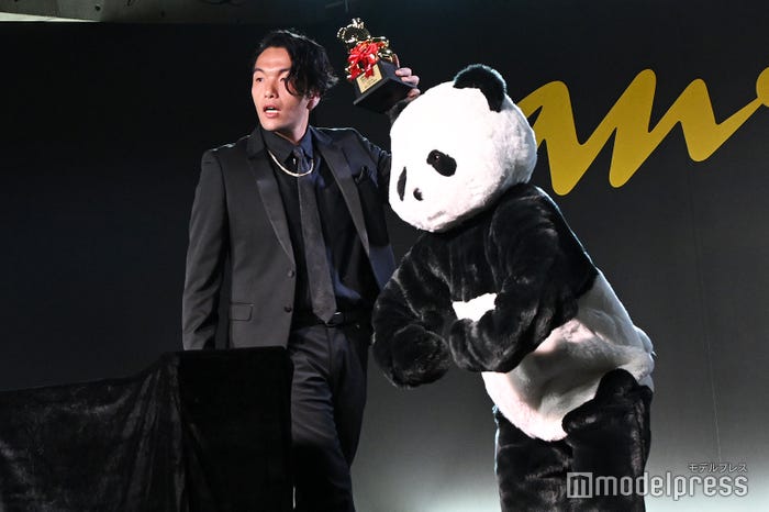 ananパンダと決めポーズする盛山晋太郎(C)モデルプレス