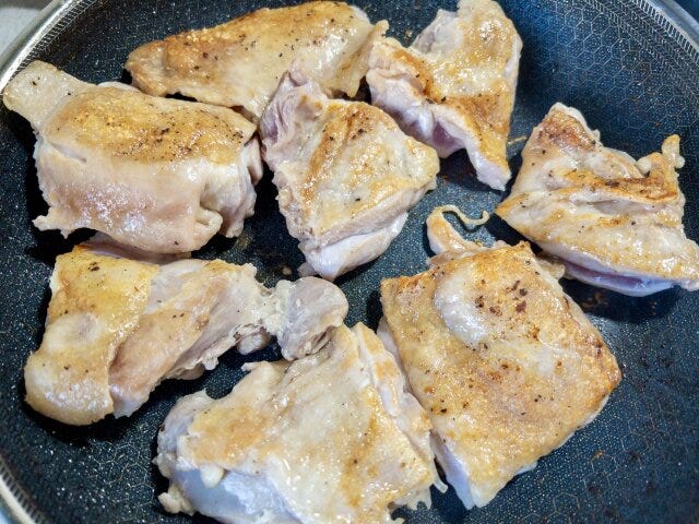 鶏肉の赤ワイン煮込み　レシピ　鶏肉を焼く