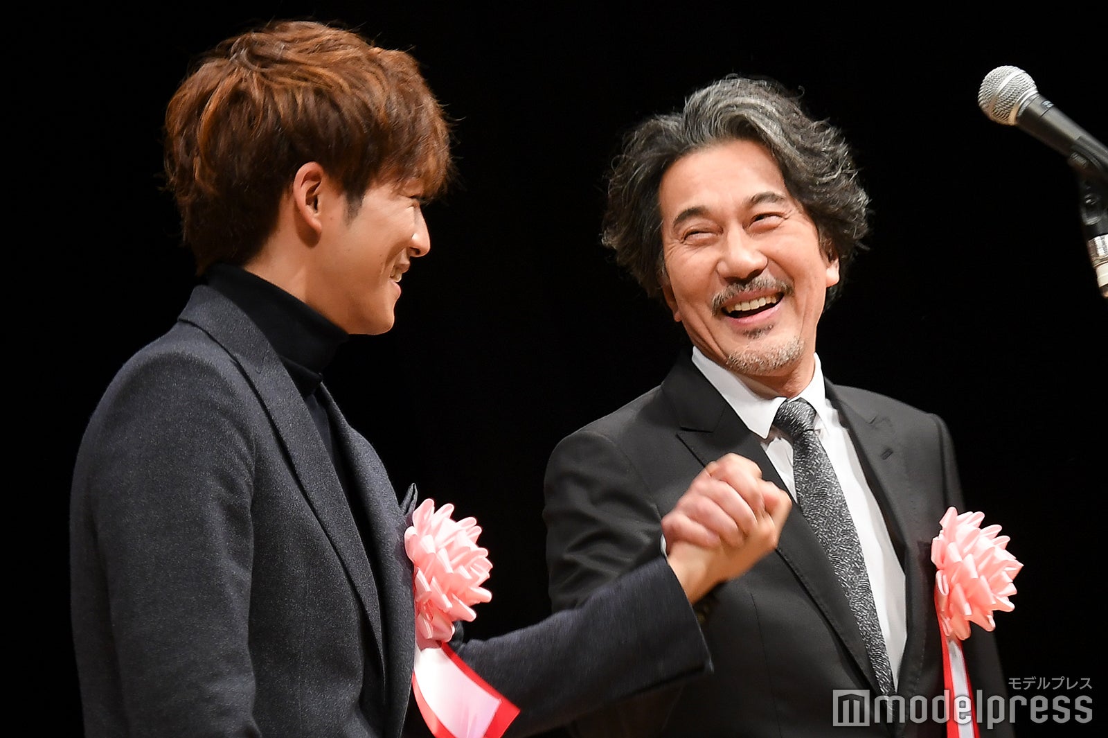 嬉しそうな笑顔／松坂桃李＆役所広司 （C）モデルプレス