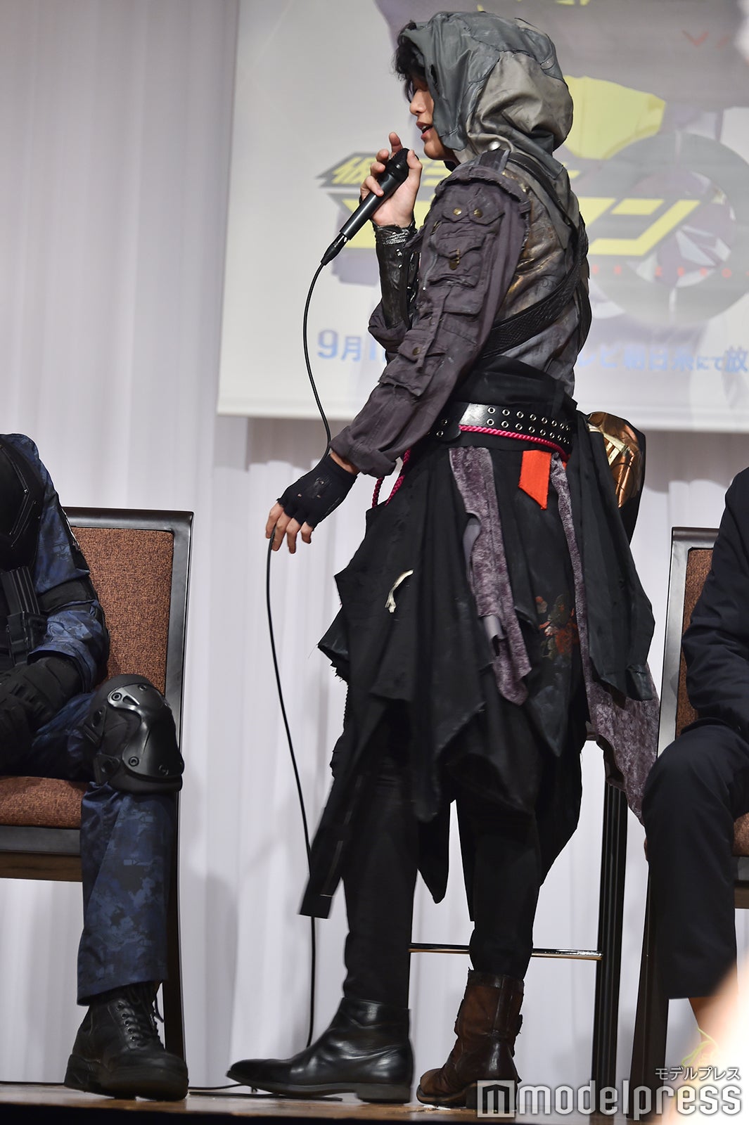 「滅亡迅雷.net」衣装のこだわりをアピールする中川大輔 （C）モデルプレス