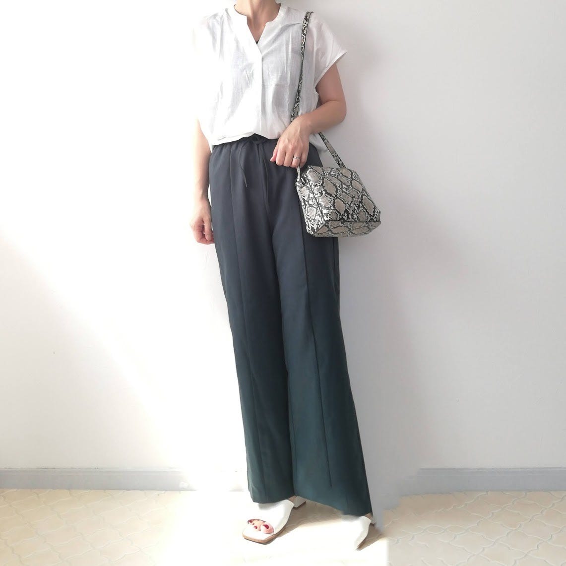 サンダル　コーデ　パンツ
