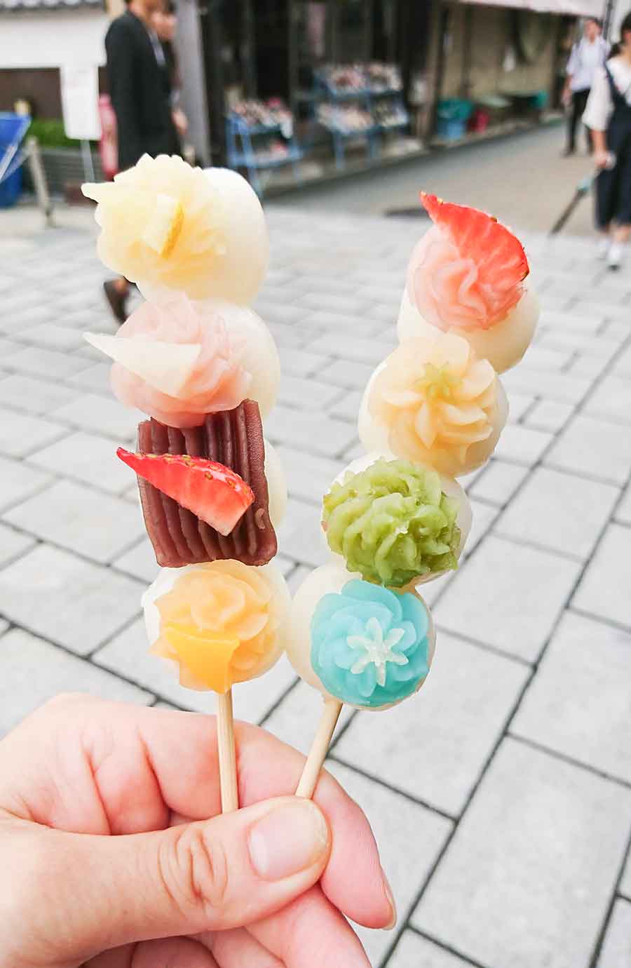 色鮮やかな「恋小町だんご」がSNSで話題に!昭和レトロな雰囲気漂う“犬山城下町”が今人気