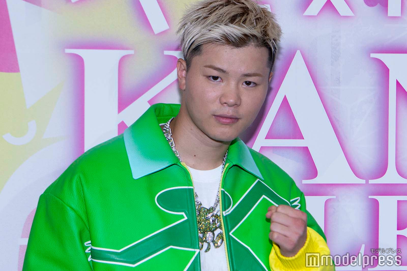 那須川天心、自前ペンダント＆「ルイ・ヴィトン」ジャケットは“高級車数台分”？初ランウェイで緊張も「失敗しても最悪勝てるかなって」＜関西コレクション2022A／W＞