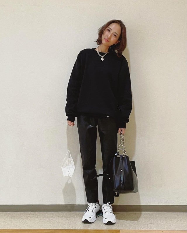 エコレザーパンツにスウェットを合わせたコーデ