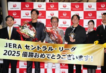 ハワイでの優勝旅行へ出発 藤川監督はアロハポーズも見せ「フレンドリーな阪神を新たに構築して」