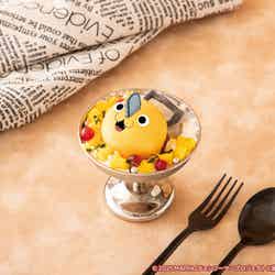 【ポチタ】マンゴーパフェ 税込1,390円(C)2025 MAPPA/チェンソーマンプロジェクト (C)藤本タツキ/集英社