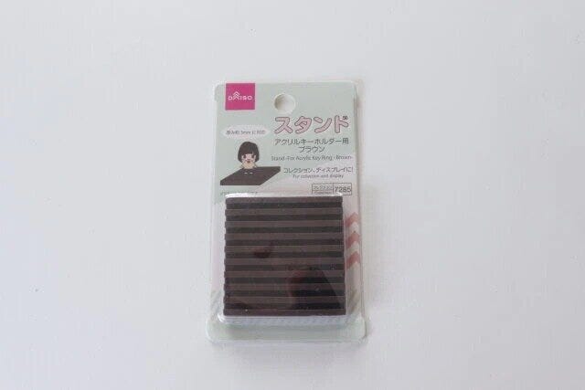 ダイソーのスタンド（アクリルキーホルダー用ブラウン）