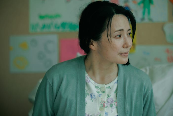 美村里江(C)2025 映画「おいしくて泣くとき」製作委員会