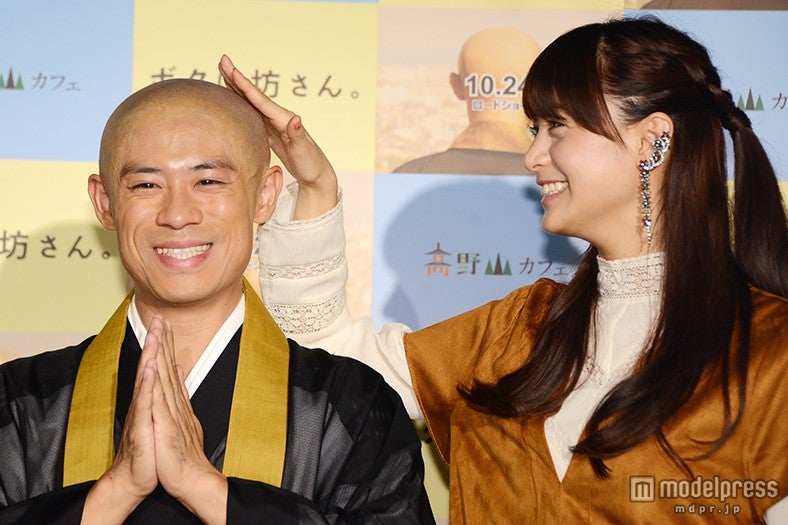 山本美月、伊藤淳史の“坊主頭”をなでなで