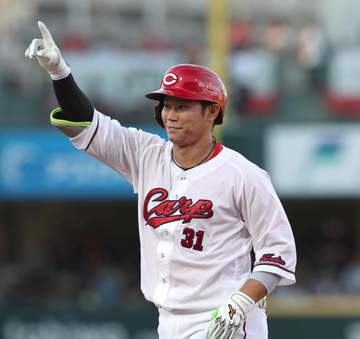6連敗中の広島が日本ハム・伊藤から初回に3得点 坂倉の先制適時打と道産子・持丸の2点適時二塁打