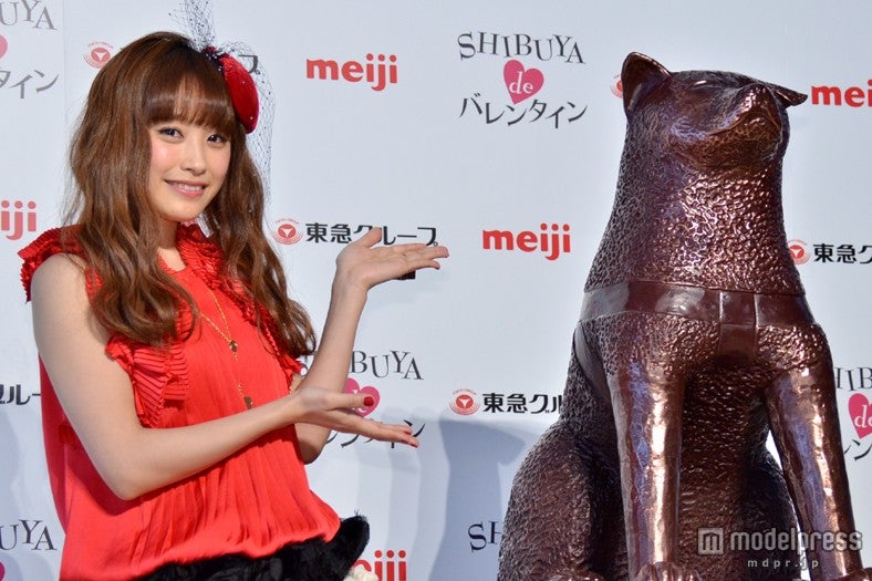 チョコレートで作られた“ハチ公”と高橋愛