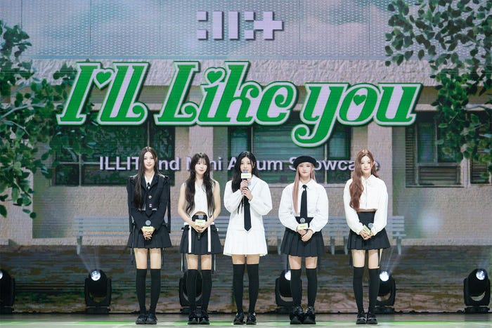 YUNAH(ユナ)、 MOKA(モカ)、WONHEE(ウォンヒ)、IROHA(イロハ)、MINJU(ミンジュ)/ILLIT(P)&(C) BELIFT LAB Inc.