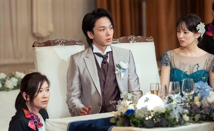 篠原涼子、中村倫也、関水渚(C)2022「ウェディング・ハイ」製作委員会