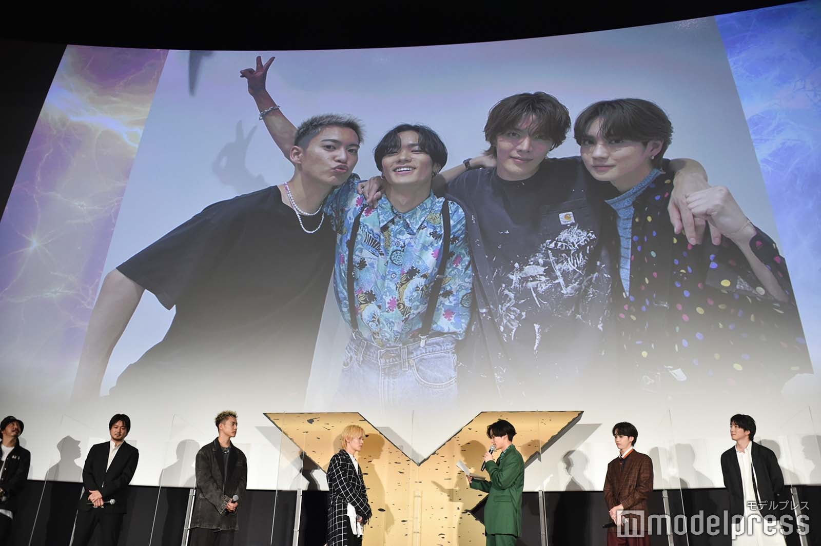 川村壱馬の手紙朗読中は思い出写真が流れる （C）モデルプレス