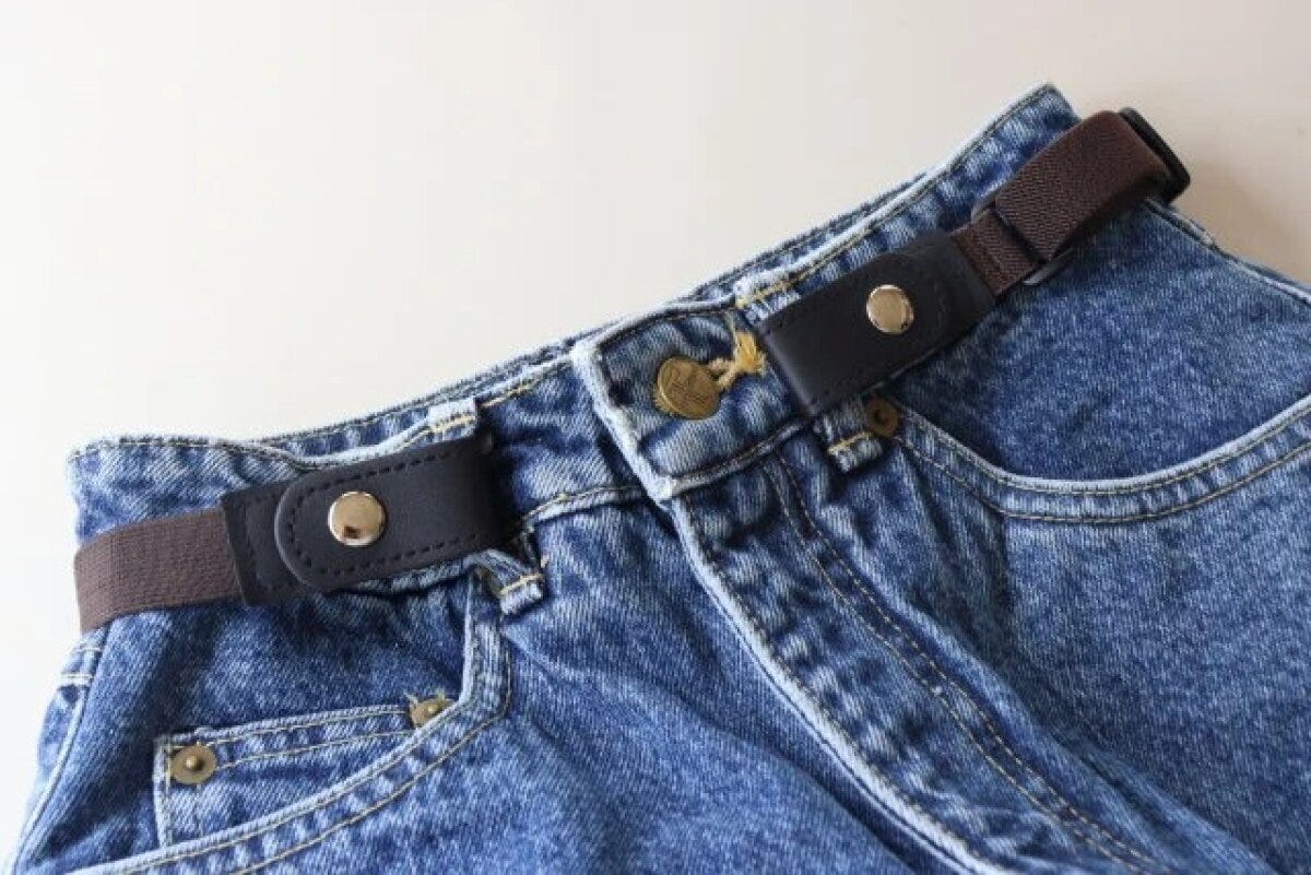 デニムパンツのウエスト部分に装着されたゴムベルト