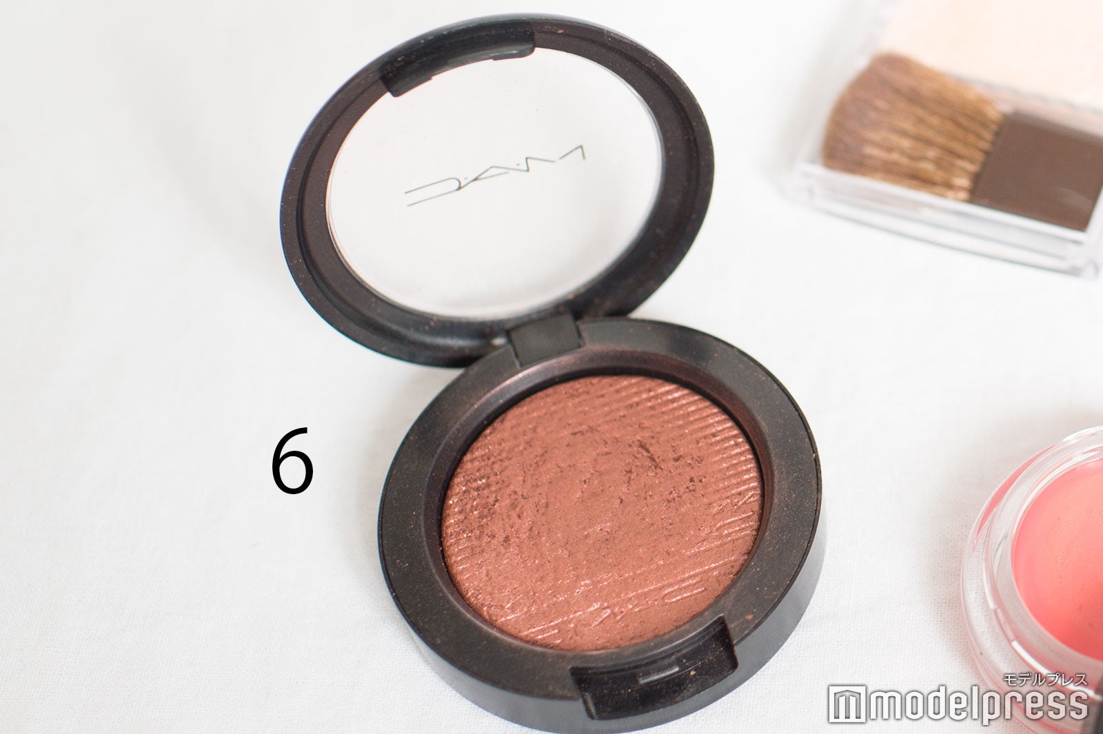 アンジェラ芽衣のメイクポーチ：チークをアイシャドウにも使用 （C）モデルプレス