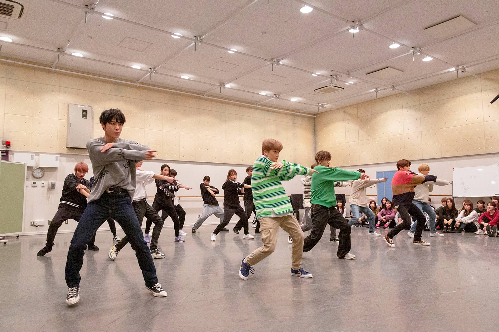 学生たちにダンスをレクチャーするNCT 127 （C）Abema TV