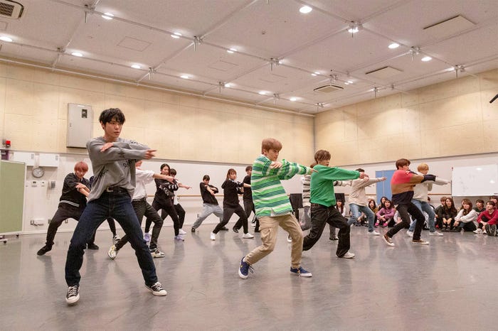 学生たちにダンスをレクチャーするNCT 127 (C)Abema TV
