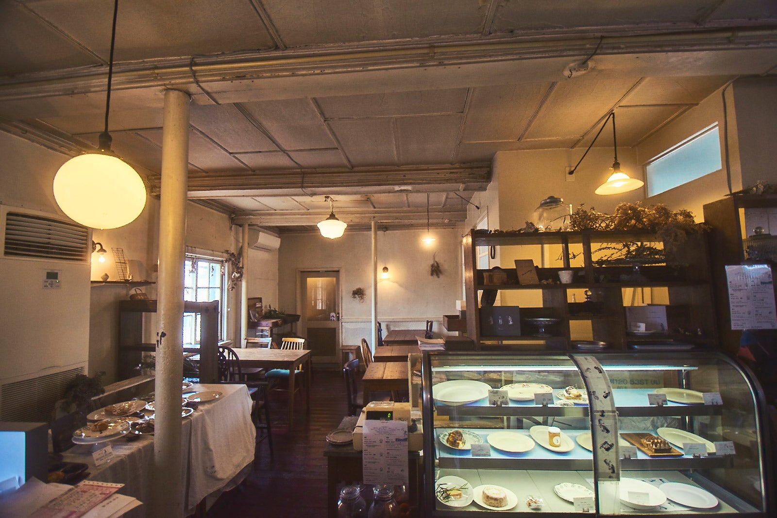 アンティーク調の落ち着いた雰囲気がたまらない店内（C）モデルプレス